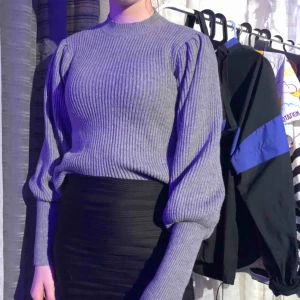  - Jätte fin stickad tröja från bershka i spanien🦋 sitter fint och är gjord av ett skönt material 