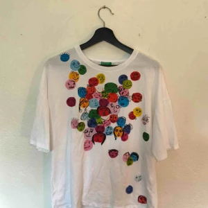  - Säljer denna charmiga tshirten med ansikten på!❤️
