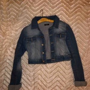  - Fin croppad jeansjacka. XS passar även S.