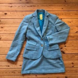  - Ljusblå fin kavaj med kjol. Mycket fint skick. 