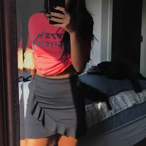  - Helt ny, endast testad. Kjol från Nelly, storlek 34. Men passar även 36.