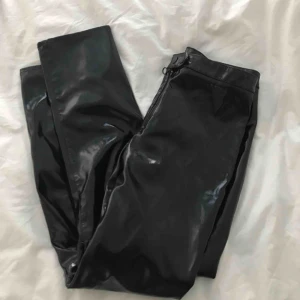  - Dösnygga lackiga byxor från HM. Använda endast en gång då de är lite för stora på mig. Rakmodell, lite pösiga över benen men tighta över rumpan. Perfekta för hösten!  