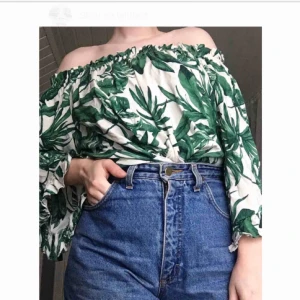  - En off shoulder tröja med trekvartsärm i storlek EU 38/40.  Oanvänd.