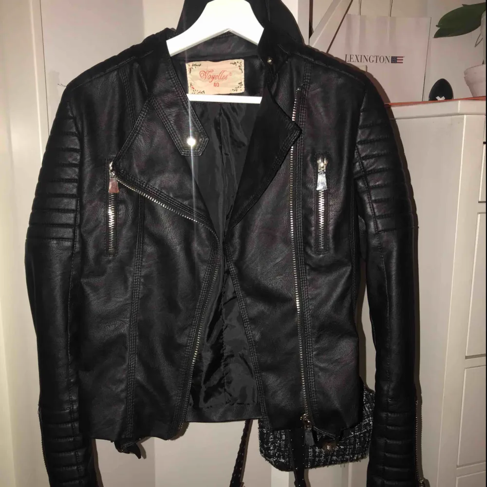 En snygg skinnjacka från chiquelle, (black moto jacket) i storlek 40 men liten i strl.  Skriv om du vill ha fler bilder eller något annat:)). Jackor.
