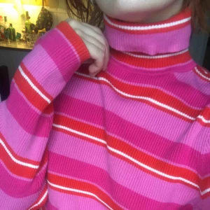  - Randig, ribbad polo köpt på Beyond Retro i storlek M. Väldigt mjuk och skönt och fin både som den är och som en layering piece inför vintern. Superfint skick men kommer inte till användning. 200 kr inkl frakt.