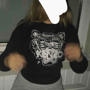 Kenzo - Säljer min äkta Kenzo tröja i storlek Medium men jag skulle säga att det är en som en Small. Har tyvärr inget kvitto eftersom det var ett tag sen jag köpte den.     Kan tänka mig gå ner lite i pris om köpet går snabbt 