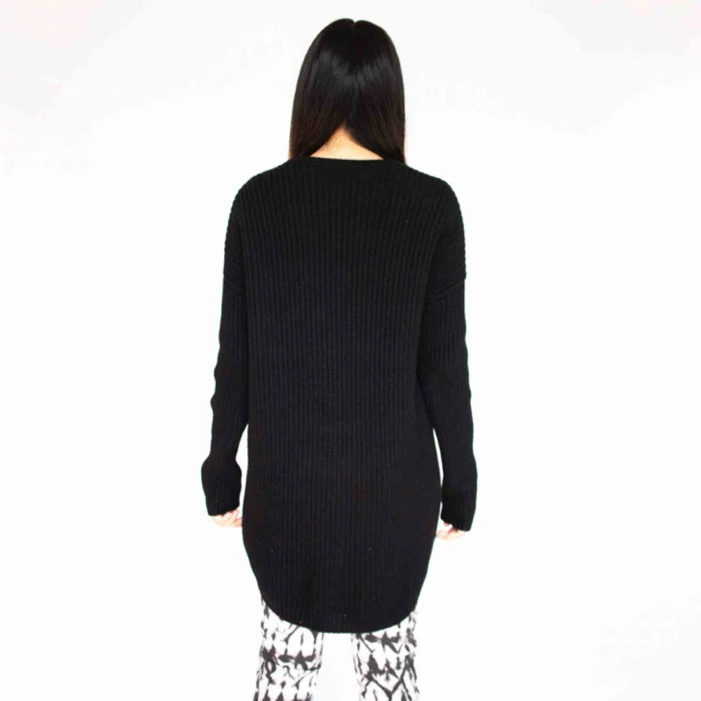 COS long oversized wool knitted sweater jumper in black Barely visible fabric pilling SIZE Label: S, fits best XS-S Model: 165/XS Measurements (flat, cm): Length front: 69 length back: 84 pit to pit: 56 Find full description at our website majorunit.com. Stickat.