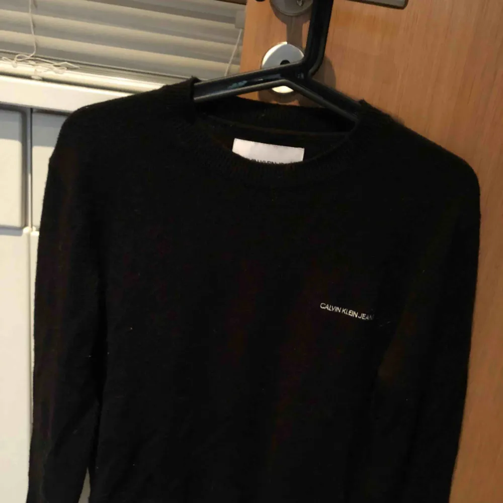 Jättefin stickad tröja från Calvin Klein, endast använd ett fåtal gånger. Köpt för 1100kr. Köpare står för frakt ☺️. Stickat.