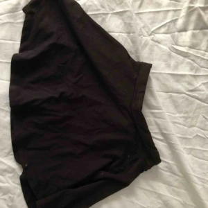  - Kort liten utsvängd kjol