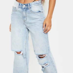  - HELT OANVÄNDA! (bildernar är inte mina) Anledningen till att jag säljer dessa jeansen är för att jag beställt dom i fel storlek och kan inte skicka tillbaka dem! Jag har dom i rätt storlek och älskar dem :) frakten är inkluderad i priset ❤️