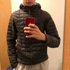  - The north face skal-jacka, varm o passar bra nu till hösten, diskret jacka med diskret markering
