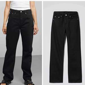 Svarta jeans från Weekday av modellen Voyage. Enbart provade! Finns i butiken/webben just nu för fullpris(400kr) OBS! Längd 26 (kortare än på bild nr 1)