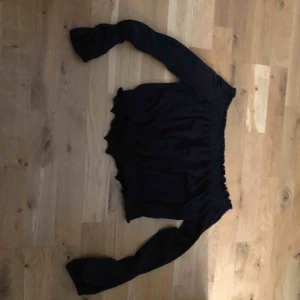  - Använt topparna några gånger säljer pga för mycket kläder, båda två 100kr, en 60 kr. Köparen står för frakt! ❤️