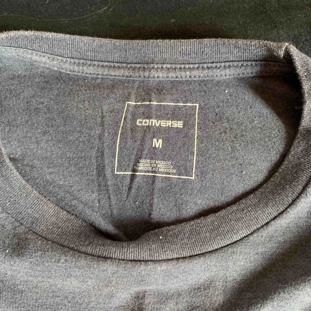 Marinblå t-shirt från Converse i storlek M. Säljs pga används inte längre. Kan mötas upp i Stockholm, annars står köpare för frakt. . T-shirts.
