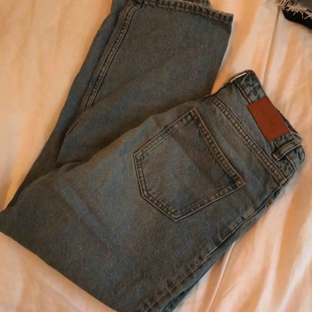 Jeans som sitter högt i midjan å fint på rumpan! Möts upp i Sthlm eller köpare står för frakt. . Jeans & Byxor.