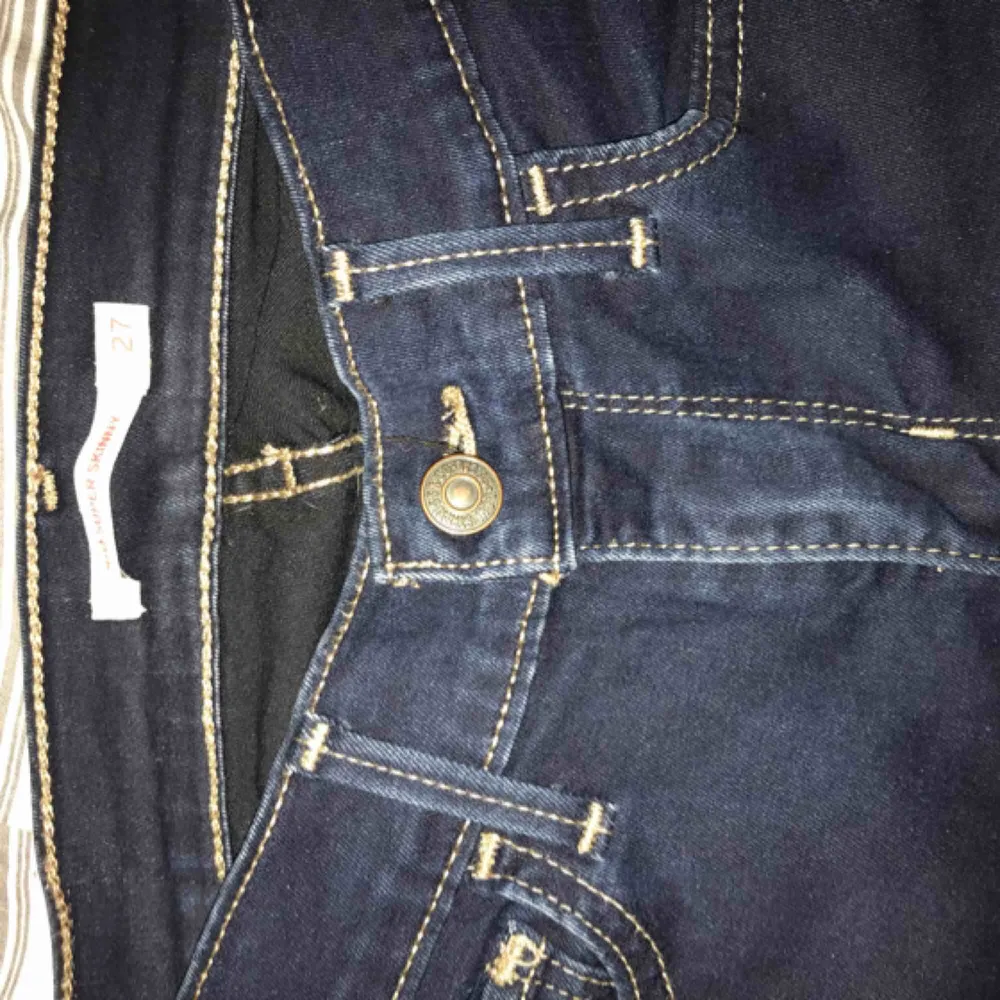 Knappt använda mörkblåa tajta jeans från Levis köpta i USA. Storlek 27 men är typ som XS/S. Pris kan diskuteras, om du vill frakta så kostar det mer:) . Jeans & Byxor.