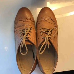  - Superfina skor, använda max 5 gånger. Hur fint skick som helst! Har fått lite rynkor precis vid tårna pga av naturliga skäl när man går och viker tårna uppåt. Frakt ingår i priset!💞Fakeläder! Perfekt till sommar/vår!