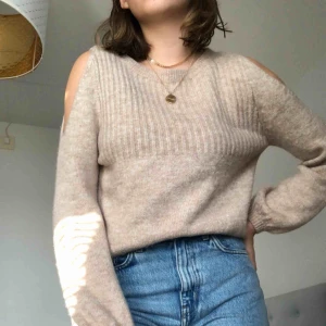  - Mysig tröja från abercrombie & fitch! Helt perfekt inför hösten 🍂 Köparen står för frakt men möts också upp i Sthlm!