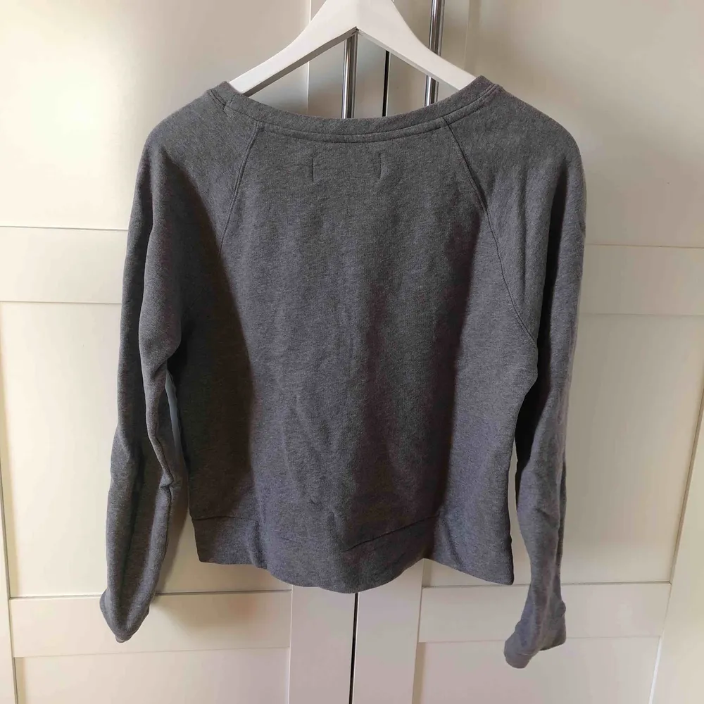 En grå Calvin Klein college tröja, använd fåtal gånger.. Tröjor & Koftor.