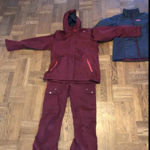  - Ett skidställ från helly Hansen använd en halv säsong. Fodret i jackan går att ta ut och man kan använda båda delarna separat. Ca strl M men passar även en S. Fin kvalitet med helly protection. Priset kan diskuteras vid snabb och smidig affär