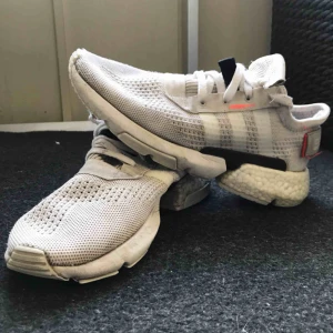 - Fina adidas. Rätt så slitna men dom är inte sönder. Köptes för 1050