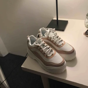  - Ett par jättefina skor från NA-KD använda en gång, kan inte ha dom då domen en storlek för liten. Dom är normala i storleken, frakt tillkommer💞