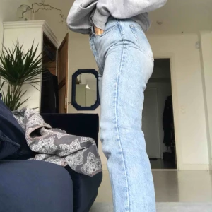  - Ett par jeans från brandy Melville, aldrig använda. Köpta i london för ca 2 år sedan. Lagom till mig som är 167,5 cm lång och oftast har storlek 26 i jeans. 