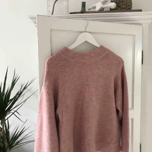  - En rosa stickad tröja från Gina tricot, öppen i ryggen och en rosett i nacken. Använd ca 5 ggr. 