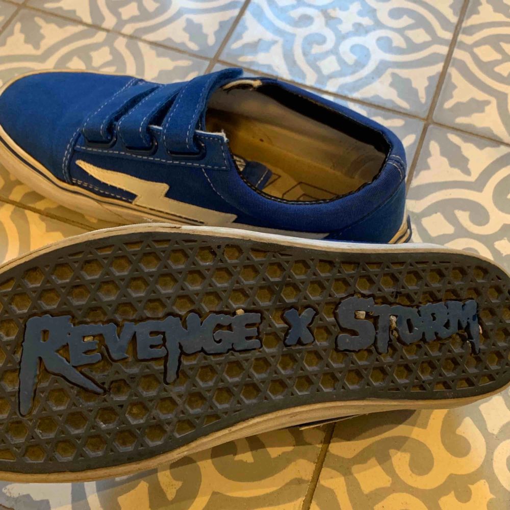 Säljer ett par blåa Revenge x Storm velcro, köpta ca 1 år sen,  mycket bra skick, Möts upp i stockholm men kan även frakta. Skor.