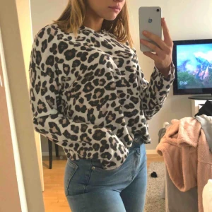  - Oanvänd tröja från Bershka, anledning: passade inte min hårfärg (;