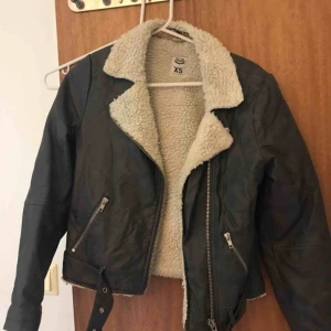  - Välanvänd jacka från Crocker, inköpspris 1000kr.