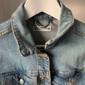  - Snygg basic Jeansjacka Stl 36. Är i fint skick. Köpt på Gina tricot för 399kr. Frakten kostar ca 60kr och ingår inte i priset. 