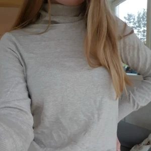  - Finstickad tröja med krage från Gina Tricot. Tunn och skön! Sparsamt använd. Frakt ingår i priset❣