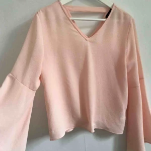  - Blus med vida armar från märket SisterS Point, använd en gång och köptes för 299. 