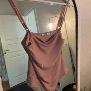  - En jättefin body från na-kd. Aldrig använt! Strlk xs.  +frakt 