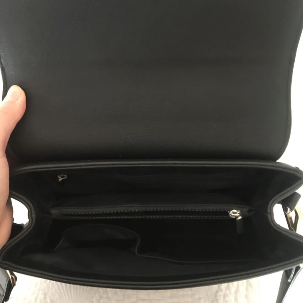 Väska i svart fakeläder från NA-KD med avtagbart axelband. Toppenskick då den aldrig har använts! Nypris 499. Väskor.