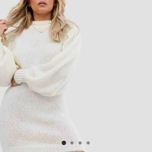  - Stickad klänning ifrån asos, gräddvit/vit strl. S, aldrig använd.