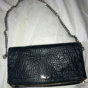  - Säljer nu min älskade Zadig väska. Haft i ca ett halvår och tagit väl hand om. Köpt för ca 3000kr. Vid snabb affär kan vi diskutera pris.    Påsen finns kvar och även en till kedja. 