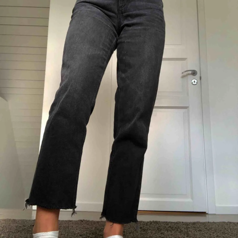 Snygga svarta monki mom-jeans🥰 Använda men absolut inte slitna (avklippta längst ner 2 cm typ). Jeans & Byxor.