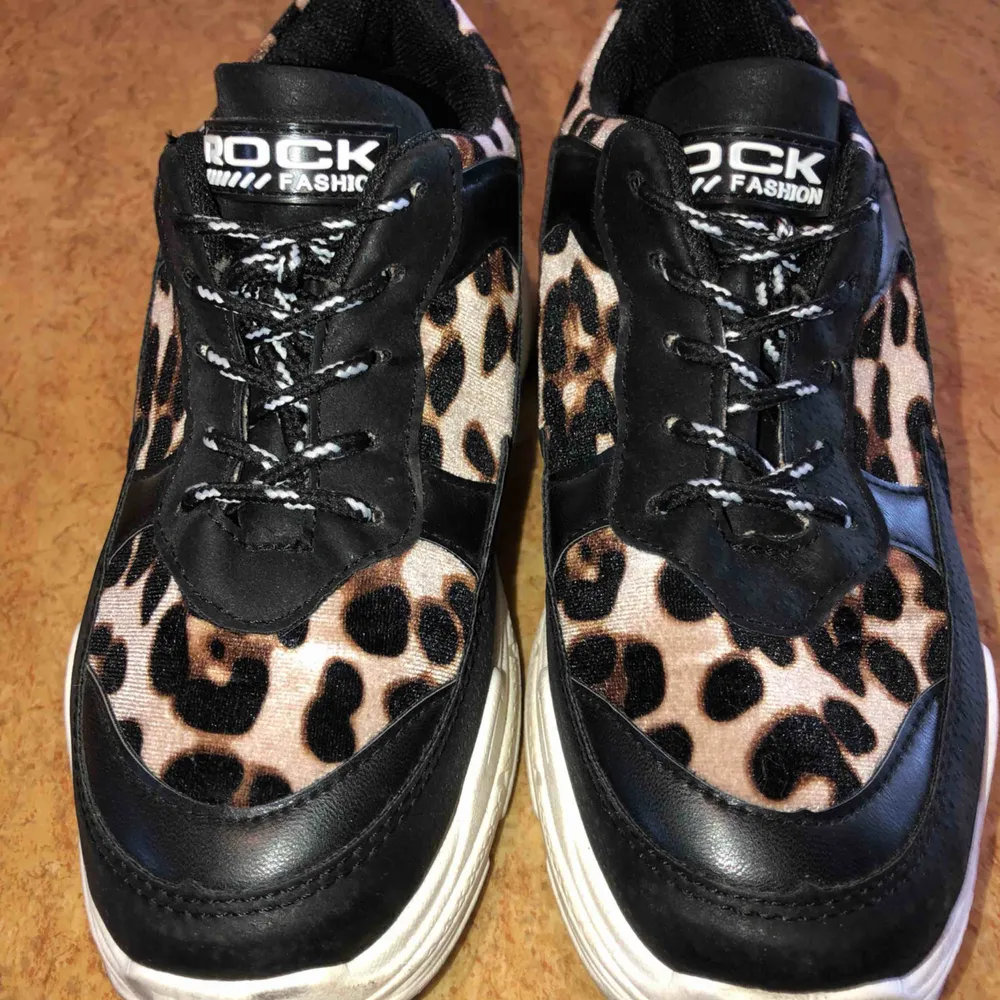 Leopard skor från booho, använt men fint skick! Kan mötas upp i Malmö men även frakta. Köparen står för frakten:). Skor.