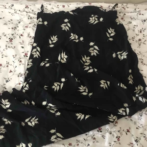  - En sommar kjol som är M men passar jättebra på S Priset inkl frakten:)