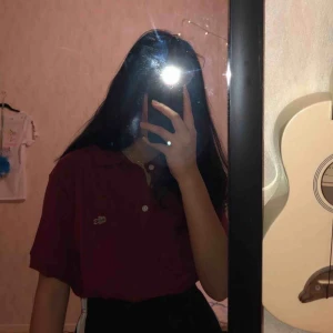  - Lacoste piké tröja i herrmode stolek S/M,använd fåtal gånger,nypris 729 kr  Frakt ingår (kan även mötas upp i Halmstad eller Göteborg)