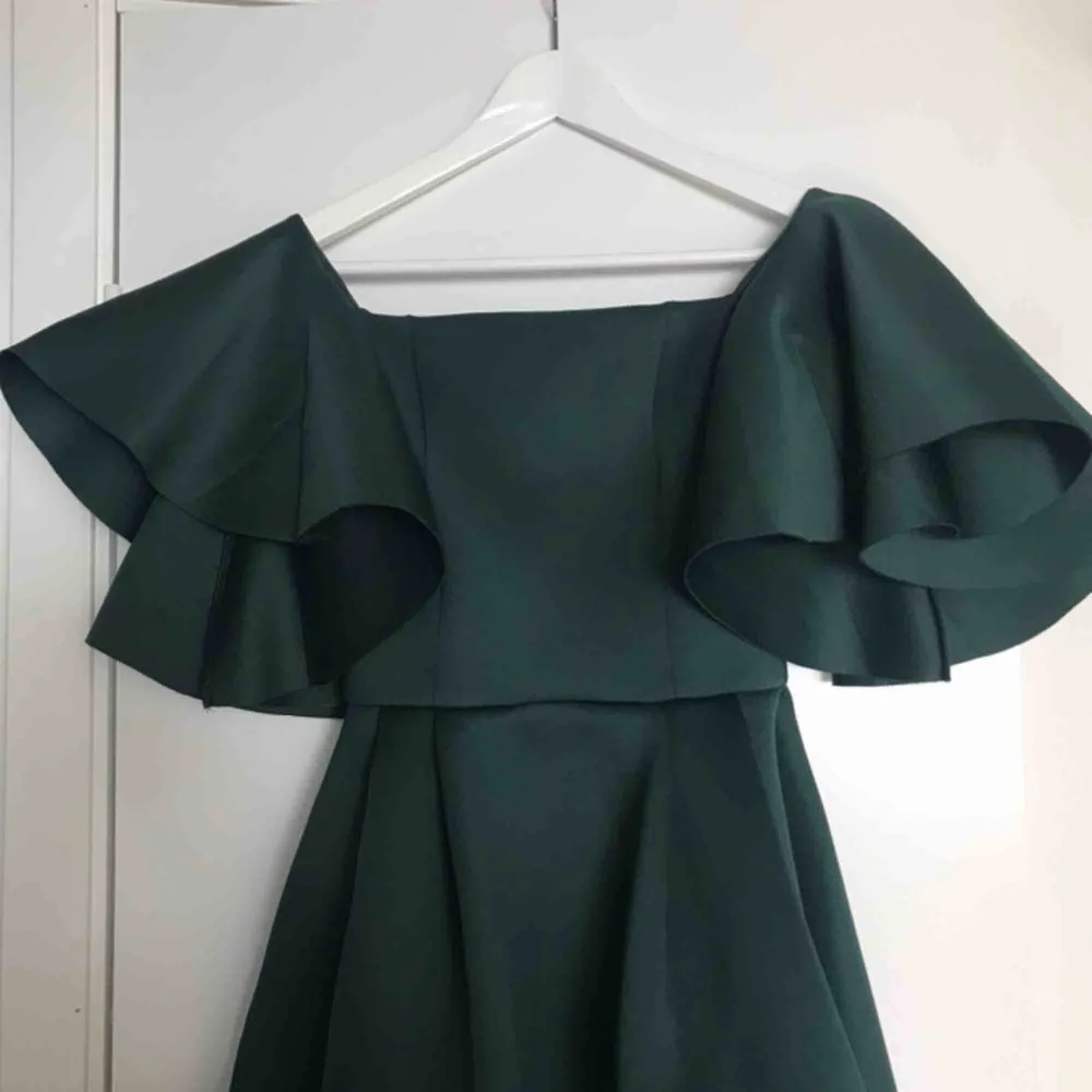 Worn once, great sleeves, inside lining sticks to your body so everything stays in place. Back of the dress is longer , than front. Neopren material, fits and looks great!. Klänningar.