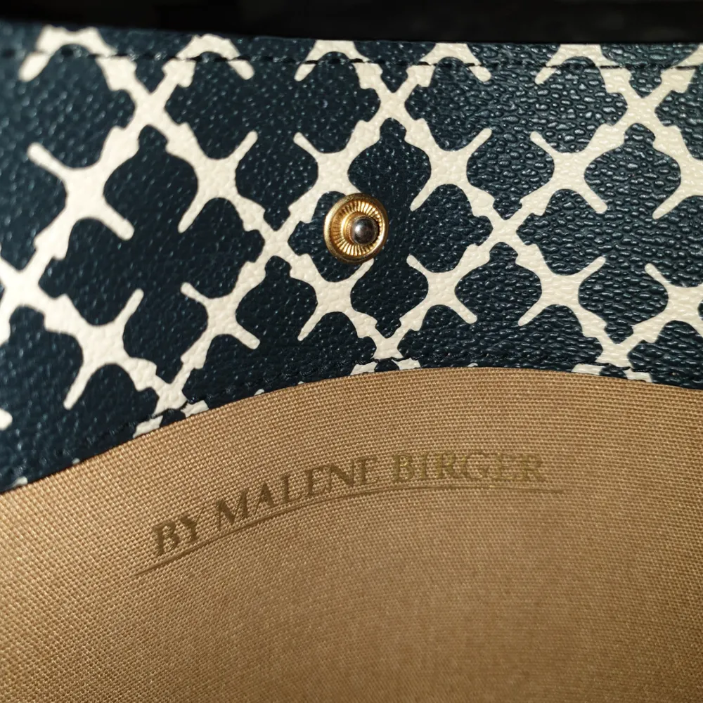 Äkta Malene Birger handväska i bra skick. Köpt för 3.500 kronor och endast använd i ett år . Övrigt.