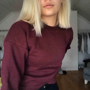  - Vinröd tröja❤️ den är ganska lång men är lätt att vika upp om man vill d, frakt tillkommer