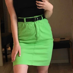  - Grön kjol från Escada Sport i stretchigt jeansmaterial🤩 