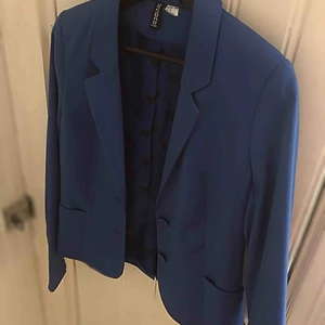  - Blå kostymjacka i fin passform. Som helt ny, aldrig använt 💙