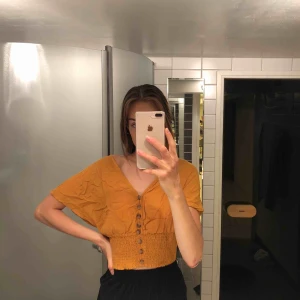 Top - Toppen är från bershka, aldrig använd och den har inga defekter Lite skrynklig på bild då den legat i garderoben men det går att fixa med strykjärn :)  Priset kan diskuteras