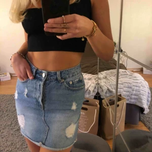  - Snygg jeanskjol från bikbok, bra skick och super bra passform! Kan mötas upp i Uppsala eller så tillkommer frakt☺️