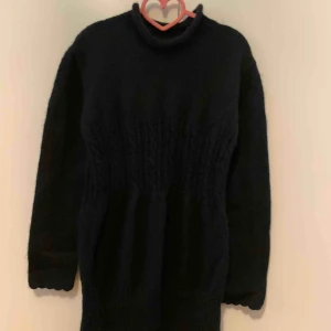 Lång tröja - Lång tröja i storlek m, fin skick, 70% Wool, 30% mohair, Finns i Odenplan Stockholm  Kan även skicka via post